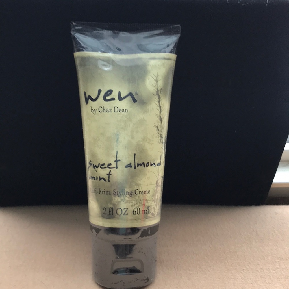 Anti-frizz styling cream